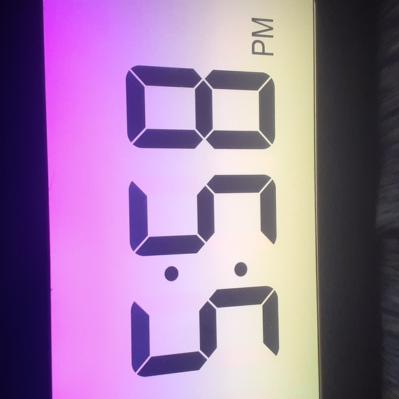 Digital alarm clock with a radio and chargeable colors - Picture 8 of 9